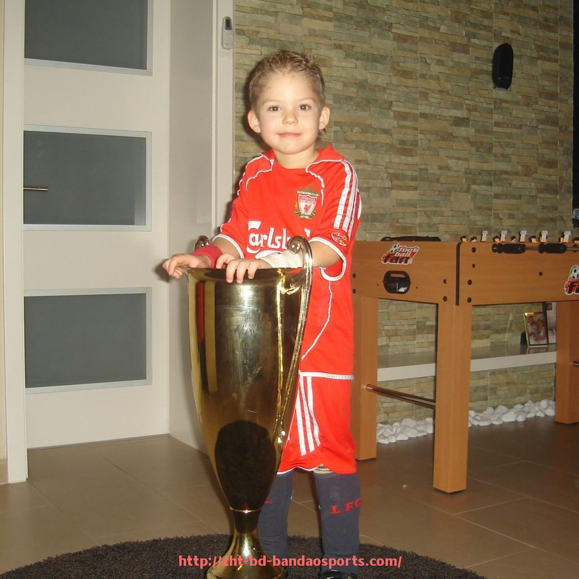 半岛体育-2019年中超联赛广州富力对上海申花精彩赛事回顾