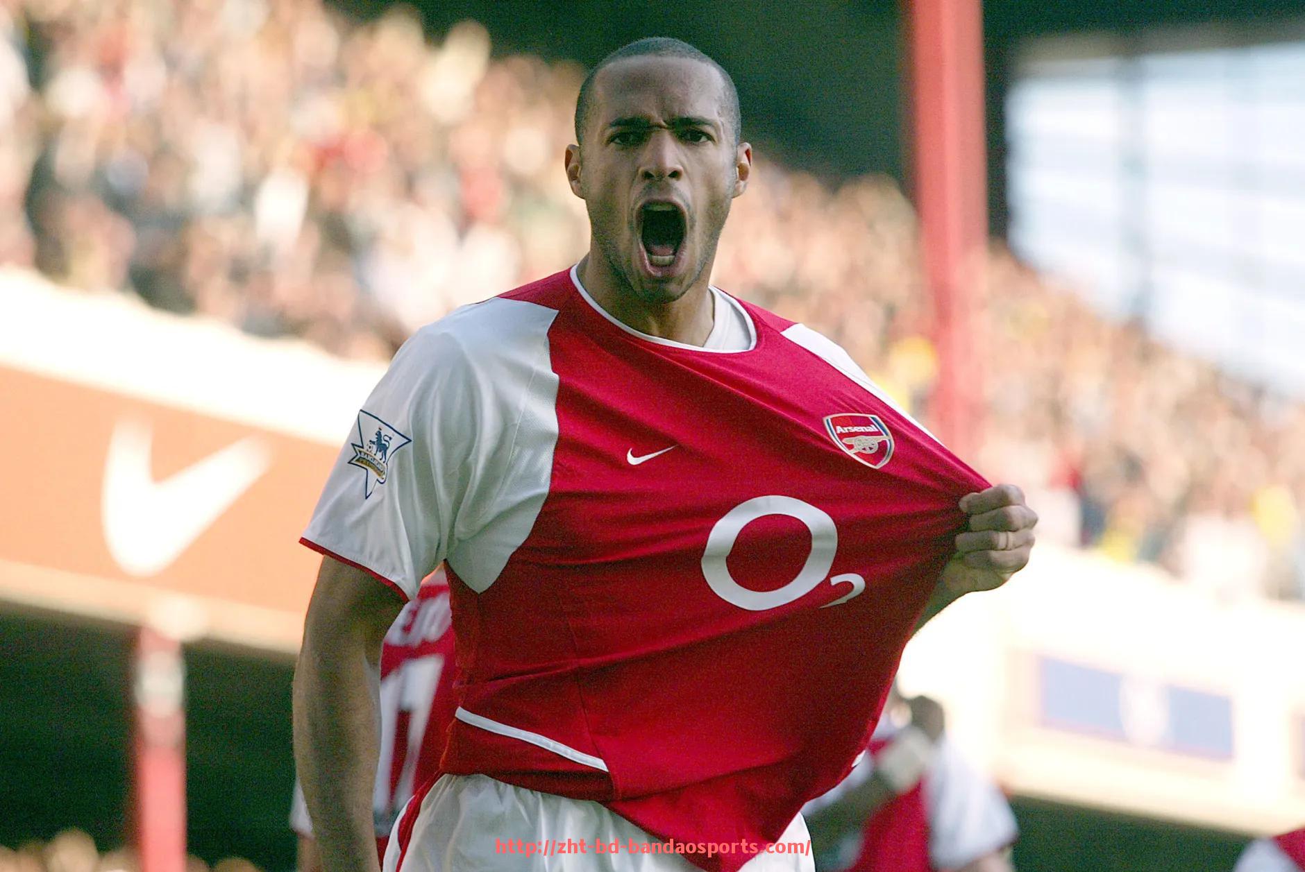 半岛体育-穿绿色条纹球衣的英超球队是谁？球衣配色趣味揭秘