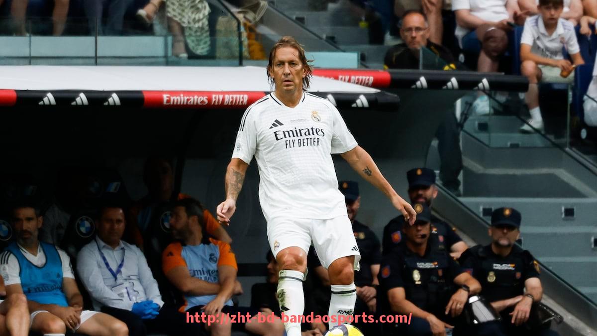 半岛体育-休斯顿火箭队啦啦队队长曝光:场边风采与训练日常 半岛体育-休斯顿火箭队啦啦队队长曝光:场边风采与训练日常